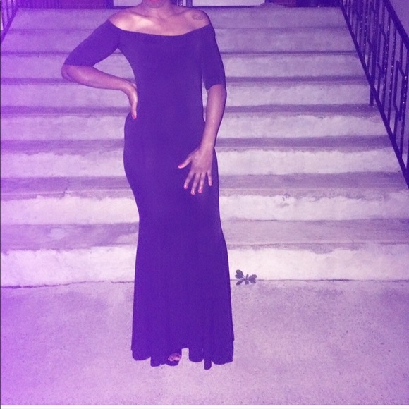 Snap Dresses & Skirts - Black Off The Shoulder Fitted Dress